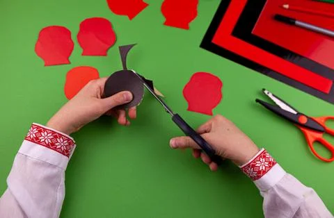 Step 5. Step by step instructions. How to make a red poppy from colored paper Foto stock