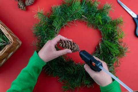Step 5. Step by step instructions. How to make a Christmas wreath from conife Foto stock