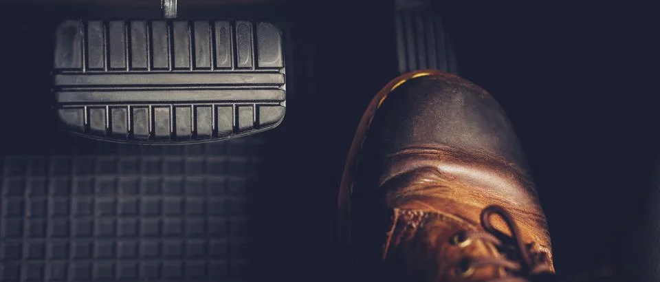 Step on the car accelerator, driving at high speed will cause an accident. Foto stock