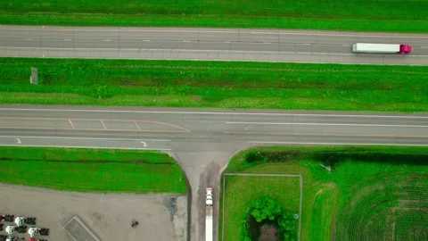 Step deck semi truck making a left turn from an intersection in Minnesota Video stock 286796263