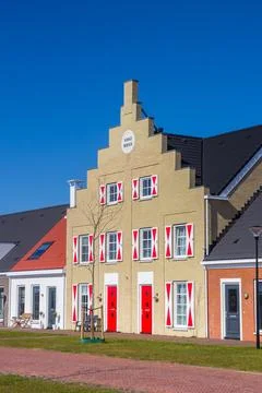 Step gable on a modern house with red doors in Blauwestad Foto stock