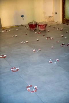 Step-by-Step Ceramic Floor Tiling Process with Essential Tools for Home Rem.. 스톡 사진