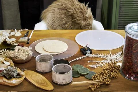 Step-by-step DIY tutorial on making handmade autumn wall clock with natural mate Foto stock