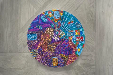 Step-by-step DIY zentangle wall clock,canvas.Colored painted,varnished product Foto stock