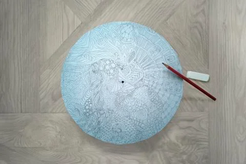 Step-by-step DIY zentangle wall clock- circular doodling sketch,lead pencil 스톡 사진