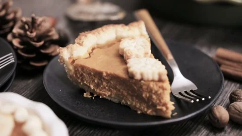 Step by step. Eating slice of freshly baked  pumpkin pie. Vídeos de archivo 84919230