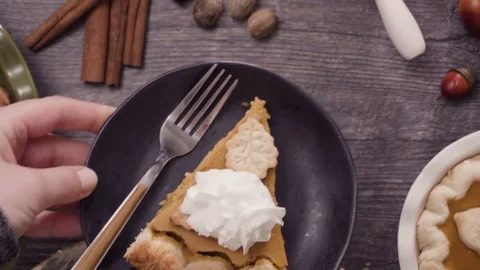 Step by step. Eating slice of freshly baked  pumpkin pie. Vídeos de archivo 84919280