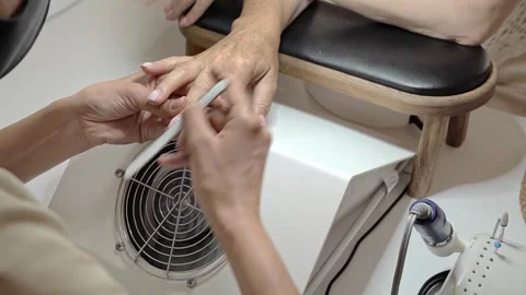 Step by Step French Manicure Process for Mature Hands in a Beauty Salon Stockbeeldmateriaal 323097370