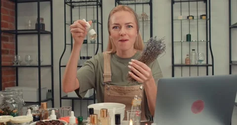 A step by step guide how to make flower perfume Vidéo 259535540