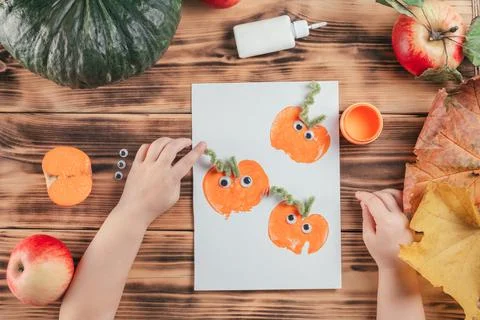 Step-by-step Halloween childrens tutorial pumpkin apple prints. Step 15: Chil Foto stock