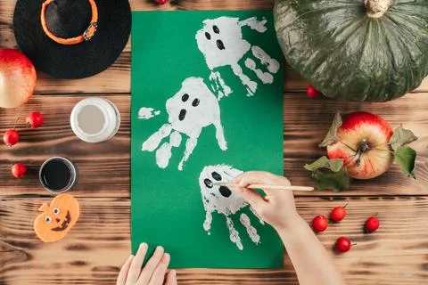 Step-by-step Halloween tutorial ghosts child's handprint. Step 8: Children's  写真素材