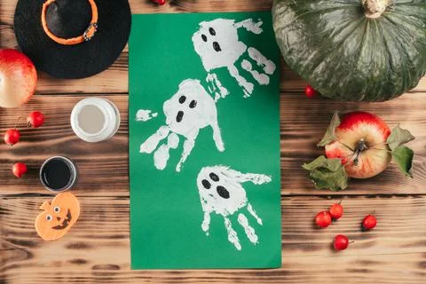 Step-by-step Halloween tutorial ghosts child's handprint. Step 9: Finished dr 写真素材