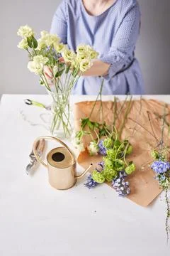 Step by step installation of flowers in a vase. Flowers bunch, set for home Foto stock
