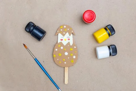 Step-by-step instructions for creating a funny toy Easter egg with cute chicken. Foto stock