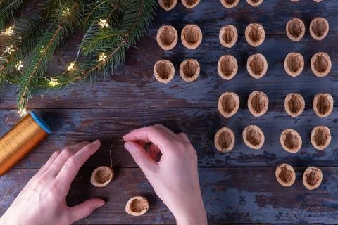 Step-by-step instructions: DIY golden nut tree toy. Step 5: attach the golden 스톡 사진
