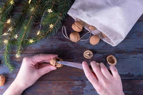 Step-by-step instructions: DIY golden nut tree toy. Step 2: Gently peel off t Fotos Stock
