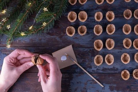 Step-by-step instructions: DIY golden nut tree toy with a metal hanger. Ste.. 스톡 사진