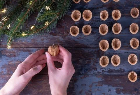Step by step instructions: DIY golden walnut toy with a metal clasp. Step 9:  스톡 사진