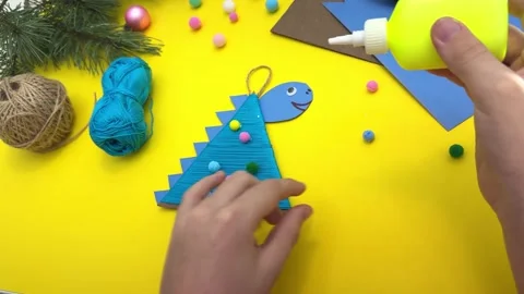 Step-by-step instructions how to made christmas tree toy Stock Footage 259383774