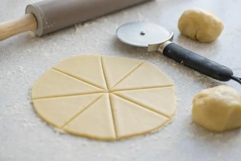 Step-by-step instructions for making bagel cookies, cut a circle of dough into 6 Stock Photos
