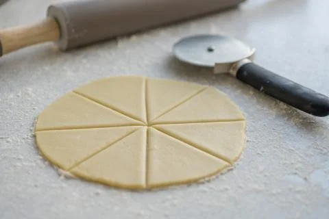 Step-by-step instructions for making bagel cookies, cut a circle of dough into 6 Stock Photos