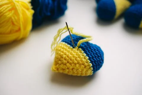 Step-by-step master class on crocheting a two-color heart. step 7. finish Stock Photos