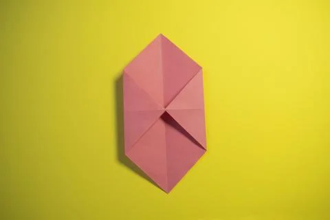 Step by step photo instruction how to make origami paper pig. Simple diy ki.. Stockfoto's