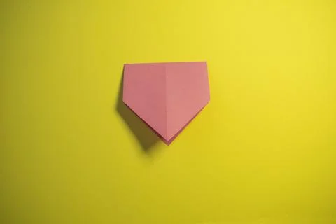 Step by step photo instruction how to make origami paper pig. Simple diy ki.. Stockfoto's