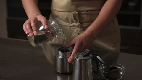 Step-by-Step Preparation of Authentic Italian Tiramisu Dessert: Making Coffee Vidéo 315214146