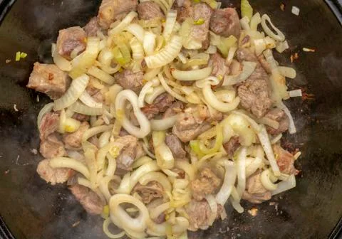 Step-by-step process of cooking pilaf in a cast iron cauldron Foto stock