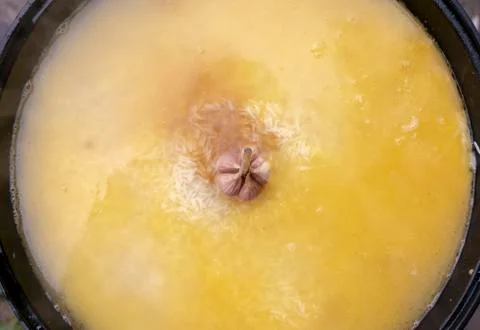 Step-by-step process of cooking pilaf in a cast iron cauldron Foto stock