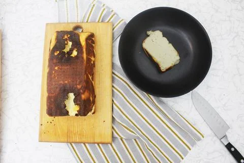 Step-by-step recipe for making cottage cheese casserole. Cut the casserole in 库存照片
