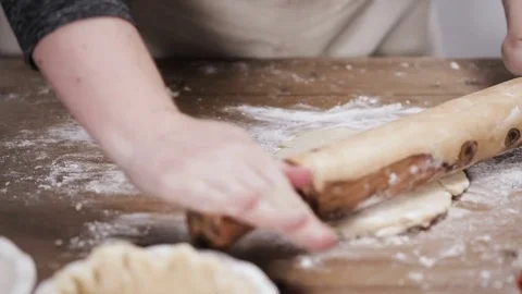 Step by step. Rolling out dough for pie crust. Vídeos de archivo 85168904