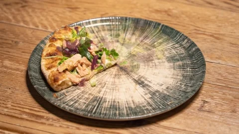 Step-by-step tuna pizza preparation showing empty plate to complete pizza s.. Stock Footage 329919053