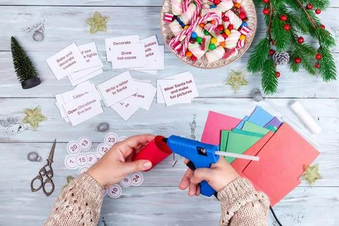 Step by step tutorial 6, making Christmas advent calendar with sweets and Foto stock
