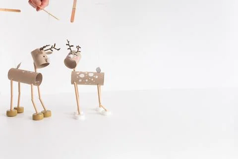 Step-by-step tutorial for DIY reindeer puppet craft using cardboard tubes, .. Stock Photos