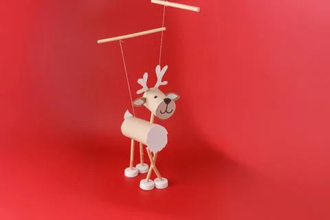 Step-by-step tutorial for DIY reindeer puppets made from cardboard tubes, r.. Stock Photos