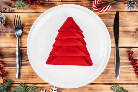Step-by-step tutorial: Fold linen napkin in shape of Christmas tree. New Year Fotos de archivo