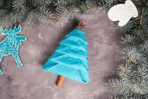 Step-by-step tutorial: Fold linen napkin in shape of Christmas tree. New Year Foto stock