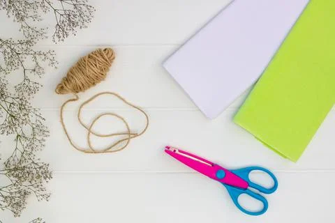 Step by step tutorial on making a light green fluffy pom-pom from tissue pape Foto stock
