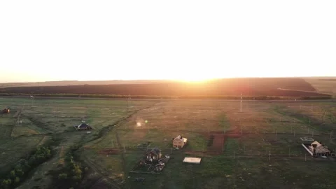 Steppe expanses in the sunset rays, green grass, shooting from a quadrocopter Vidéo 180492348