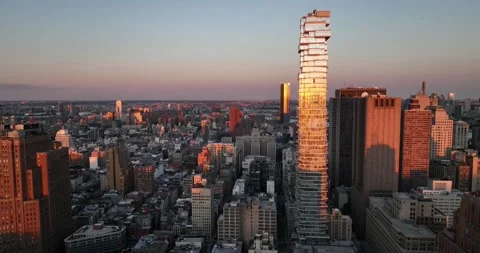 A stepped tower washed in sunset colour in warm light over Lower Manhattan 库存影片 201270978