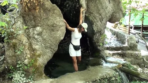 Stepping into cold water and getting out Vidéo 12381860