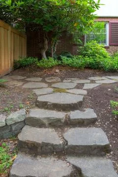 Stepping Stone Steps path to Backyard Garden Fotos Stock