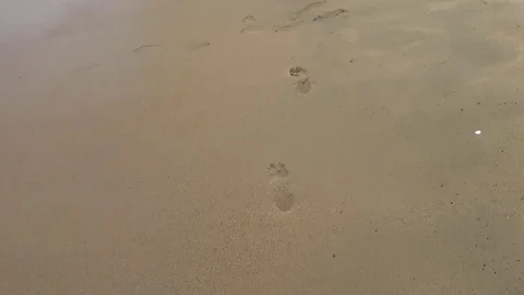 Steps baby on the beach barefoot. Stock Footage 78673980