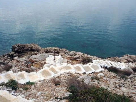 Steps bordered in white-wash by the sea, Peloponnese, Greece Stock-Fotos