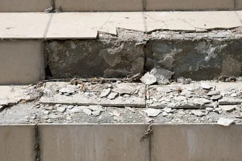Steps with broken tiles on top. Foto stock