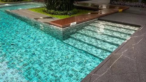 Steps into a clear-water pool at a condominium in Thailand Foto stock
