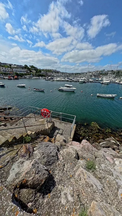 Steps down to the water's edge in Brixham Harbour on the Devon coast 스톡 동영상 281110683