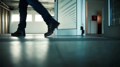 Steps in an empty room 動画素材 95637613